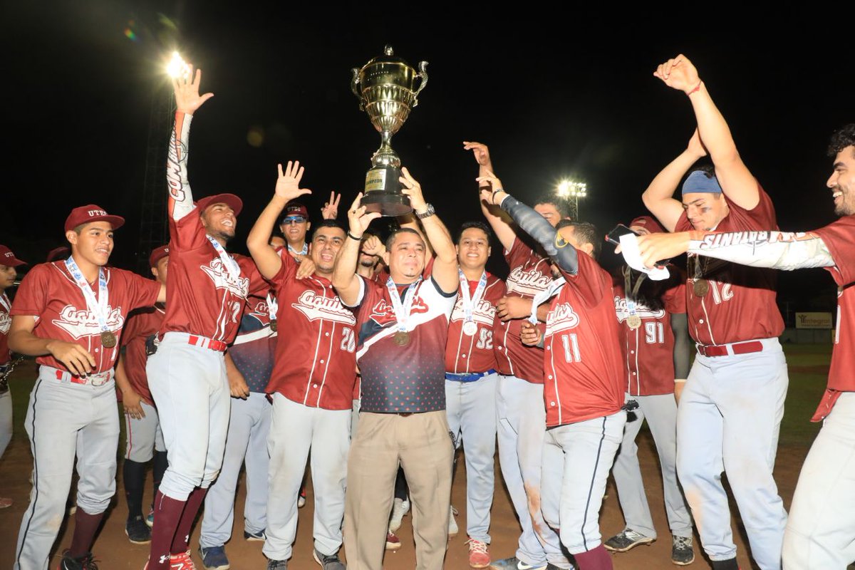 elsalvador's tweet photo. #DeDeportes | Los jugadores de Águilas de la @UTECedusv posan sonrientes con su trofeo y respectivas medallas que les acredita como campeones de la #CopaFESA2022 de la @LNB_SV. 🏆⚾️ Fotos: Edison González/DES #DiarioElSalvador https://t.co/bAm3qmiX0v