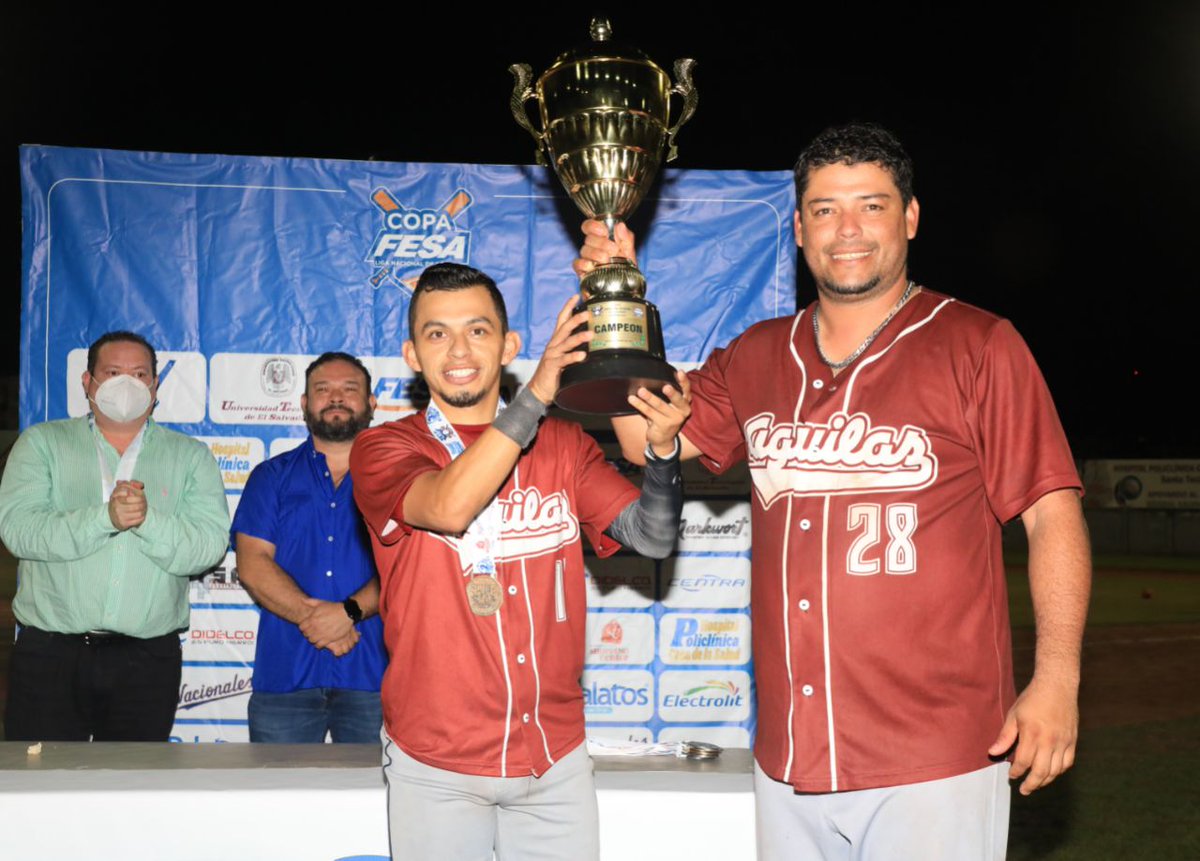 elsalvador's tweet photo. #DeDeportes | Los jugadores de Águilas de la @UTECedusv posan sonrientes con su trofeo y respectivas medallas que les acredita como campeones de la #CopaFESA2022 de la @LNB_SV. 🏆⚾️ Fotos: Edison González/DES #DiarioElSalvador https://t.co/bAm3qmiX0v