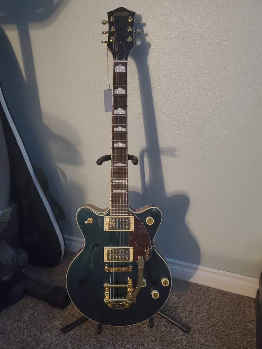 JamieP024's tweet image. So, I am officially on the hook to learn to play. It is pretty, huh.