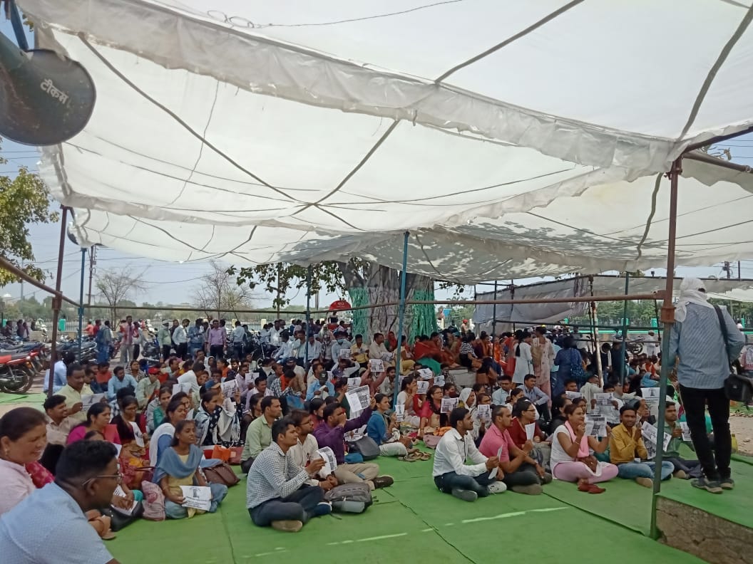 आप सभी मीडिया/प्रिंट मीडिया से अनुरोध है हमारे धरना स्थल में पहुँचकर हमारी समस्याओं को संज्ञान में लेकर सहयोग करें।
<a href="/IBC24News/">IBC24 News</a> 
<a href="/aajtak/">AajTak</a> 
<a href="/ndtvindia/">NDTV India</a> 
<a href="/ABPNews/">ABP News</a> 
<a href="/lalluram_news/">Lallu Ram</a> 
<a href="/ZeeNews/">Zee News</a> 
<a href="/News18CG/">News18 Chhattisgarh</a> 
<a href="/NavbharatTimes/">NBT Hindi News</a> 
<a href="/News18India/">News18 India</a> 
<a href="/CNNnews18/">News18</a> 
<a href="/DainikBhaskar/">Dainik Bhaskar</a> 
<a href="/JagranNews/">Dainik Jagran</a>