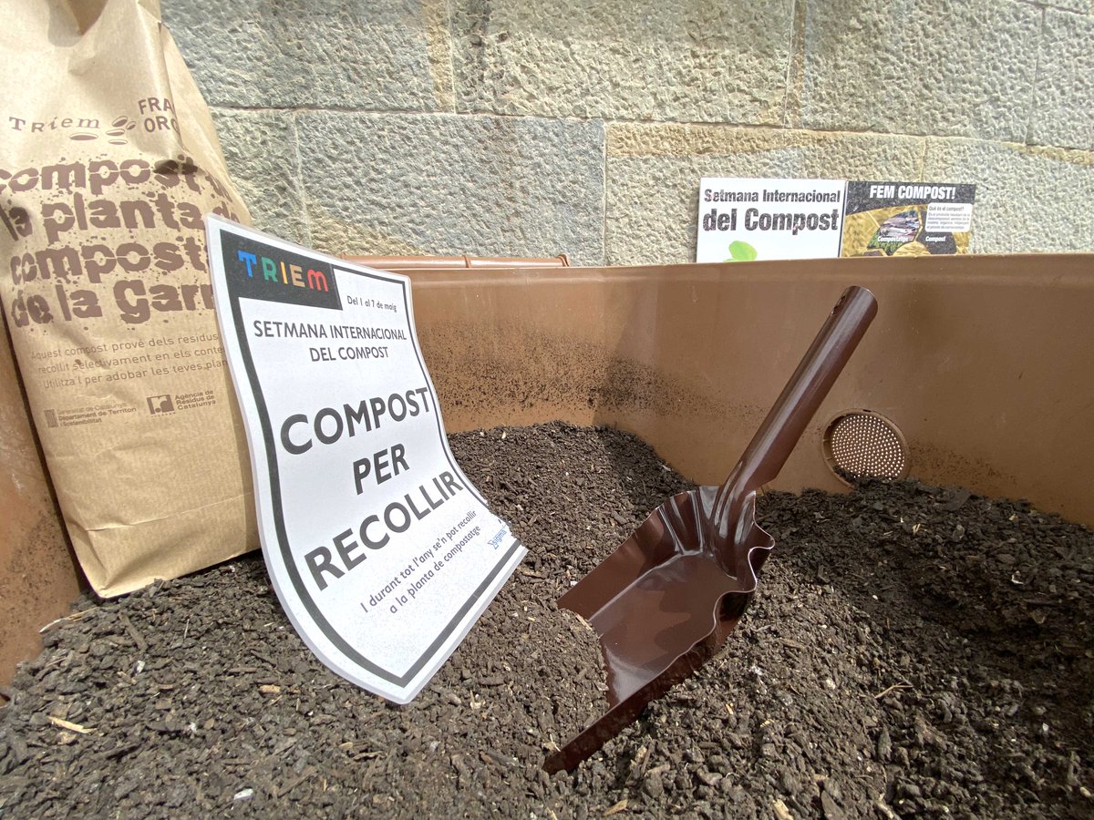 Olotuit's tweet photo. 🌍🌱 Avui, últim dia de la #SetmanaInternacionalDelCompost.
🌿 A #Olot podeu recollir compost al punt de recollida provisional que trobareu davant de l’#AjuntamentOlot.
ℹ️ Més informació a ➡️ https://t.co/tbzfLN41oT
#ICAW #femOlot #Garrotxa https://t.co/ILHdczivKv