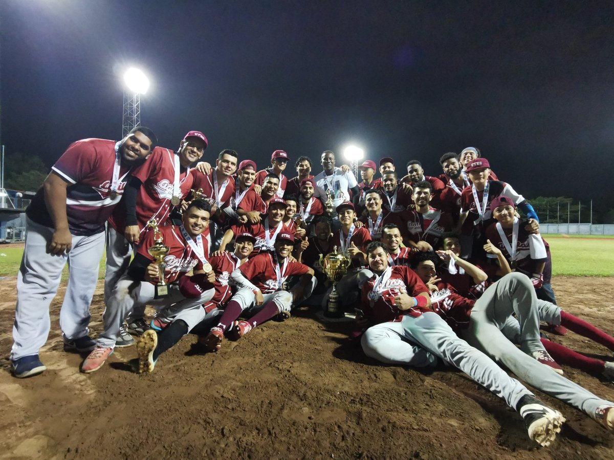 miltonaparicio's tweet photo. Momento en que las Águilas de la UTEC levantan la copa de campeones de la #CopaFESA2022 y la edición 27 de la @LNB_SV.
@DeportesGMV https://t.co/j0nFT1Nk3x