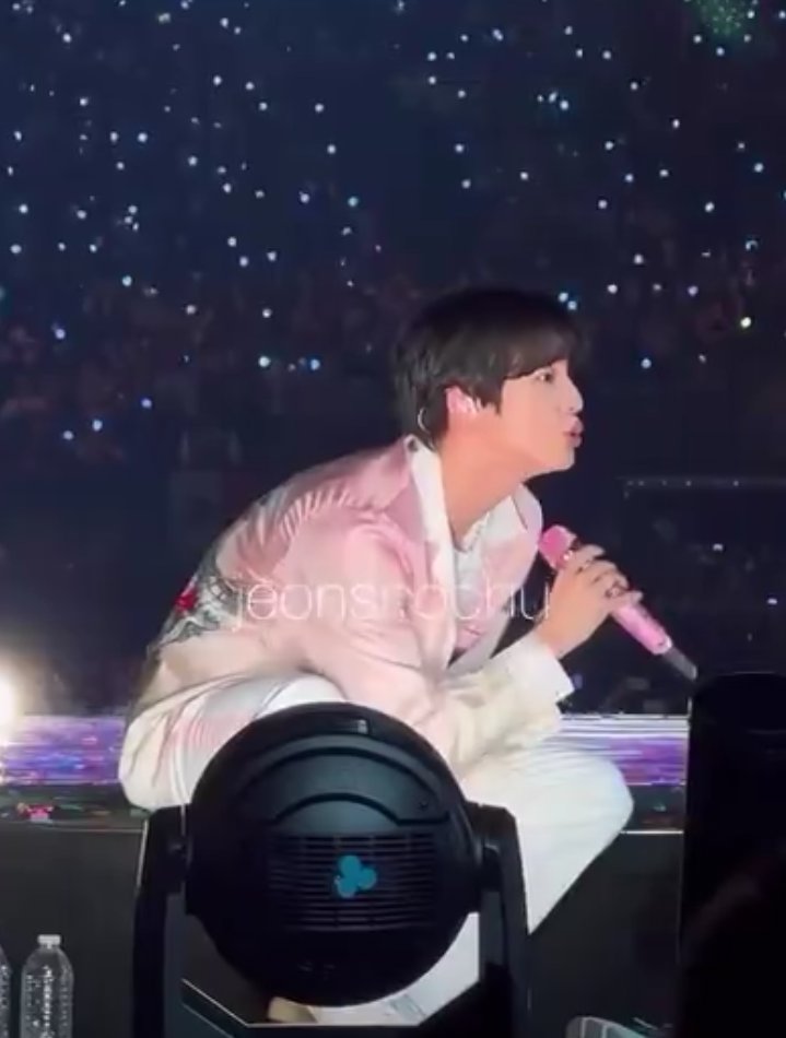 Samaneh45730367's tweet photo. نمای دور 
نمای نزدیک
چه جوری میشه نمرد ؟؟؟؟؟
#BTSJIN 
#bts
#JIN https://t.co/Ywana6yycu