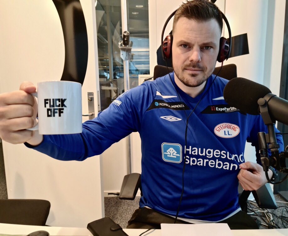 EivKalle's tweet photo. Kjører Stegaberg-drakten på jobb på #Radio102 i anledning #FotballtrøyeFredag. 

Bli med, Vipps til nr 705404 og støtt Barnekreftforeningen ( @Barnekrfor ). Si heia fotball og FUCK OFF til kreft!

@P3HeiaFotball ⚽️ https://t.co/WJSdsIUjg7