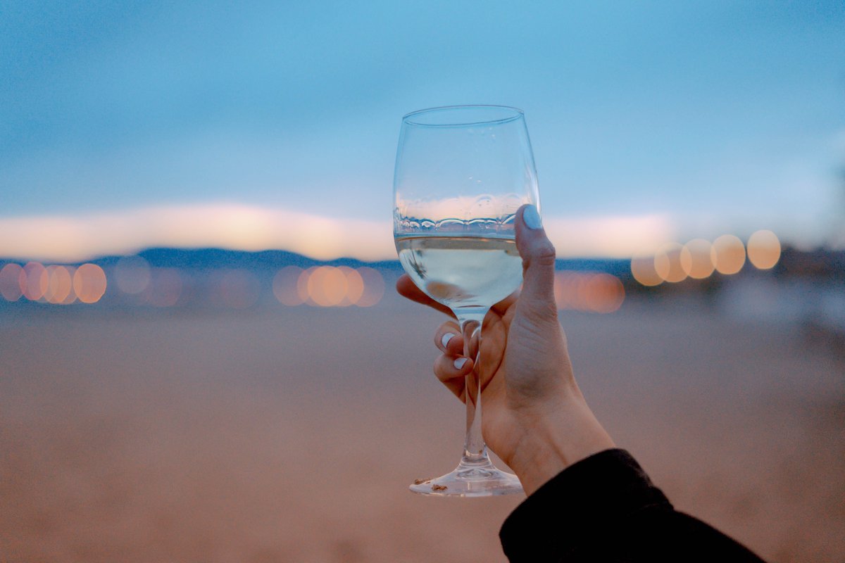 SevenEightWine's tweet photo. When the wine is just as beautiful as the view #blessed
.
.
.
#wine #finewine #wineeveryday #whitewine #whitewineglass #winelover #wineonvacation #organicwine #sulfitefreewhitewine #sulfitefreewine https://t.co/coykcUAAc3