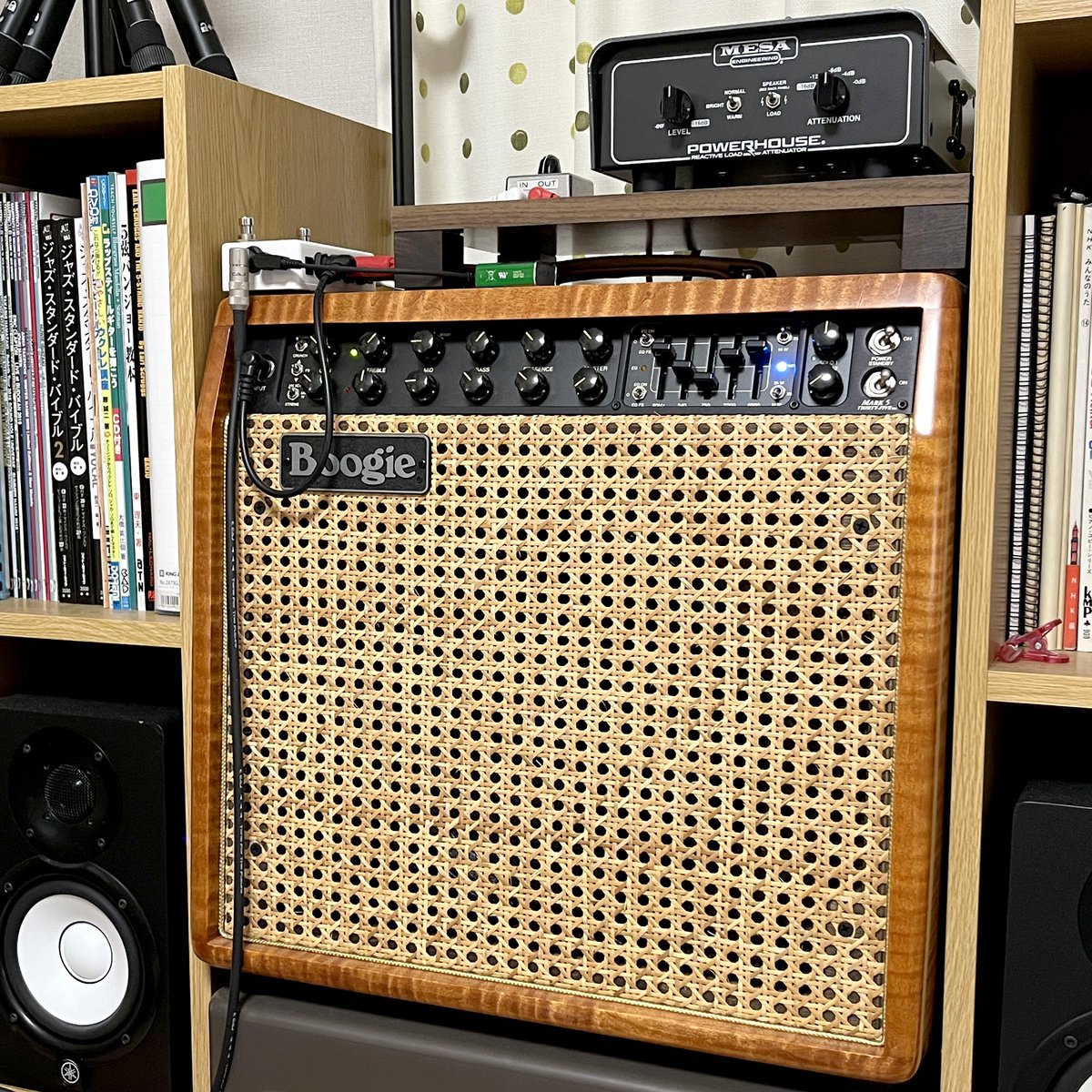 JimFolkSong's tweet photo. 【自宅用真空管ギターアンプ:Mesa/Boogie Mark Five: 35】
日々の隙間時間にギターの練習をするならトランジスタアンプが手頃。
でもある程度まとまった時間ギターを弾けるなら真空管アンプが良い。
芳醇な低音、煌びやかな高音は真空管アンプならでは。
#MarkV35 https://t.co/nNYjw8FDYG