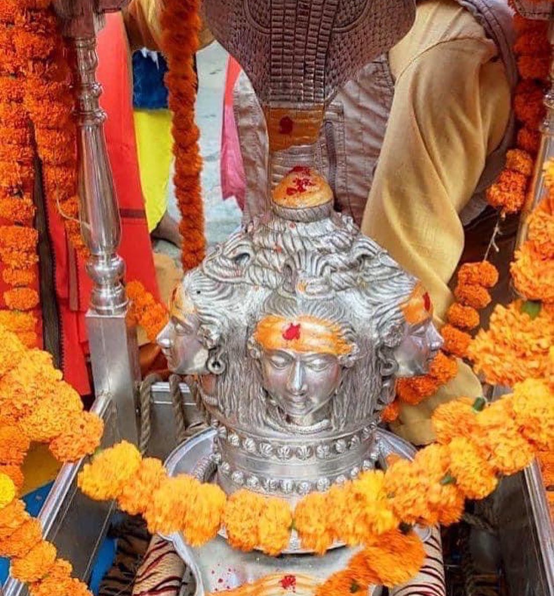 MaheshCGuptaBJP's tweet image. बाबा केदारनाथ की जय!!

वैदिक परम्पराओं, मंत्रोच्चार एवं भगवान भोले के जयकारों के साथ आज केदारनाथ धाम के कपाट खुलने की आप सभी शिवभक्तों को हार्दिक शुभकामनाएं।

मैं बाबा केदारनाथ जी से आप सभी के जीवन में खुशहाली एवं सुख-समृद्धि प्रदान करने की कामना करता हूं।