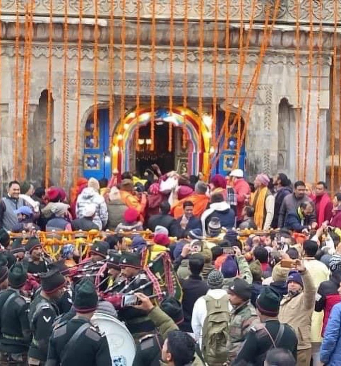 MaheshCGuptaBJP's tweet image. बाबा केदारनाथ की जय!!

वैदिक परम्पराओं, मंत्रोच्चार एवं भगवान भोले के जयकारों के साथ आज केदारनाथ धाम के कपाट खुलने की आप सभी शिवभक्तों को हार्दिक शुभकामनाएं।

मैं बाबा केदारनाथ जी से आप सभी के जीवन में खुशहाली एवं सुख-समृद्धि प्रदान करने की कामना करता हूं।