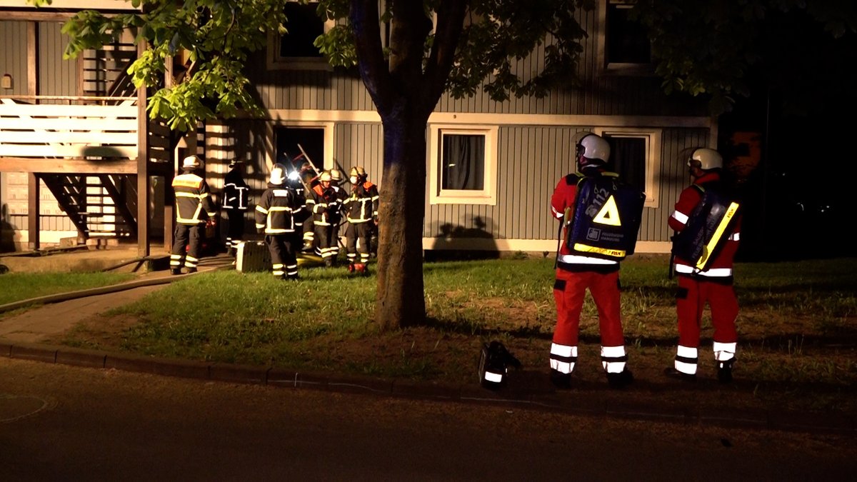 2. #Großeinsatz in Hamburg - #Feuer in #Flüchtlingsunterkunft in #Harburg -#Zimmerbrand - Bewohner gerettet

FOTO: BlaulichtNews
