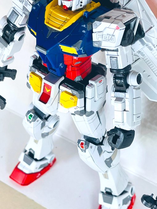 1/100はスミ入れだけはした
シールドは背負ってるのが好み
ちなみに1/144チタニウムフィニッシュの方が1000円ほど高かったはず

連休中に組み上げる予定だったけどシール貼りのぶんだけ時間伸びた… 