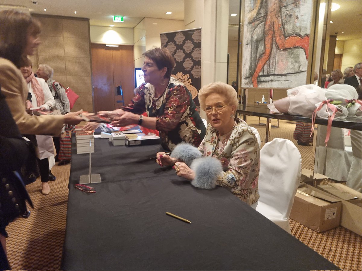leesacatto's tweet photo. WHAT A FABULOUS EVENT...
QUEEN @SusanAlberti1 AC never stops 🙃 👑🙃
#dynamo
Mother's Day Lunch raising much needed funds support and awareness for @SVIResearch & @WEHI_research
Well done everyone 👏👏
#SAMRF https://t.co/UPqNskxfox