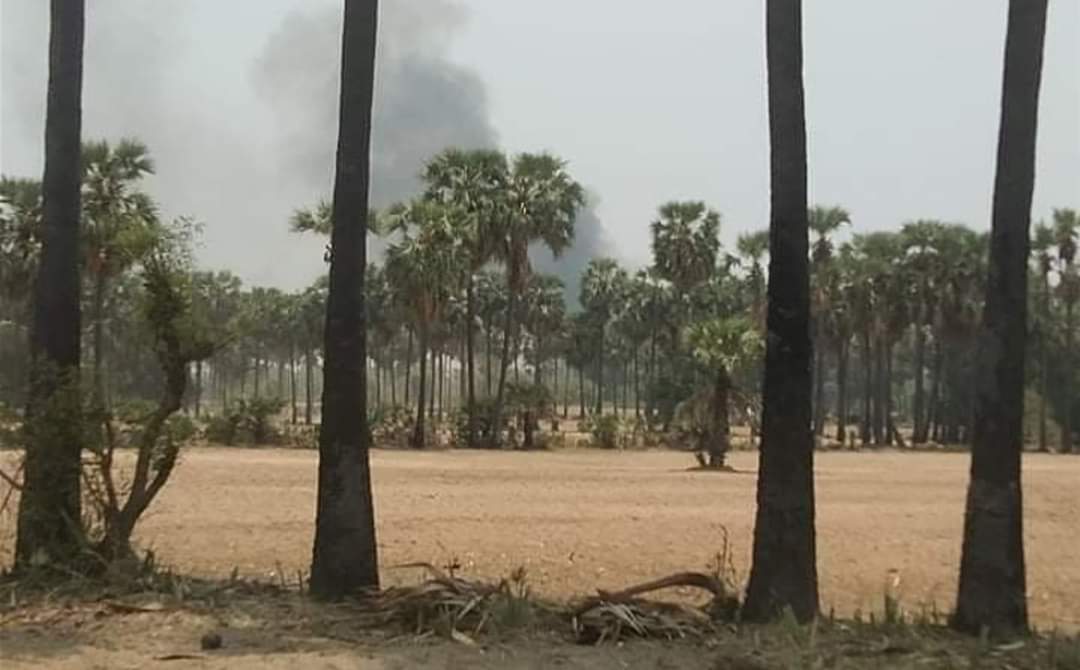 DemoRevoMM's tweet photo. Warning - Fire 🔴

In Magway's Myaing Twp, Sainggaung Vlg: #MyanmarMilitaryTerrorists invaded and burnt down civilian buildings at around 11 AM on Apr 28.

#2022May6Coup #VillagesBurntDownByJunta #WhatsHappeningInMyanmar https://t.co/txKsnNJjLg
