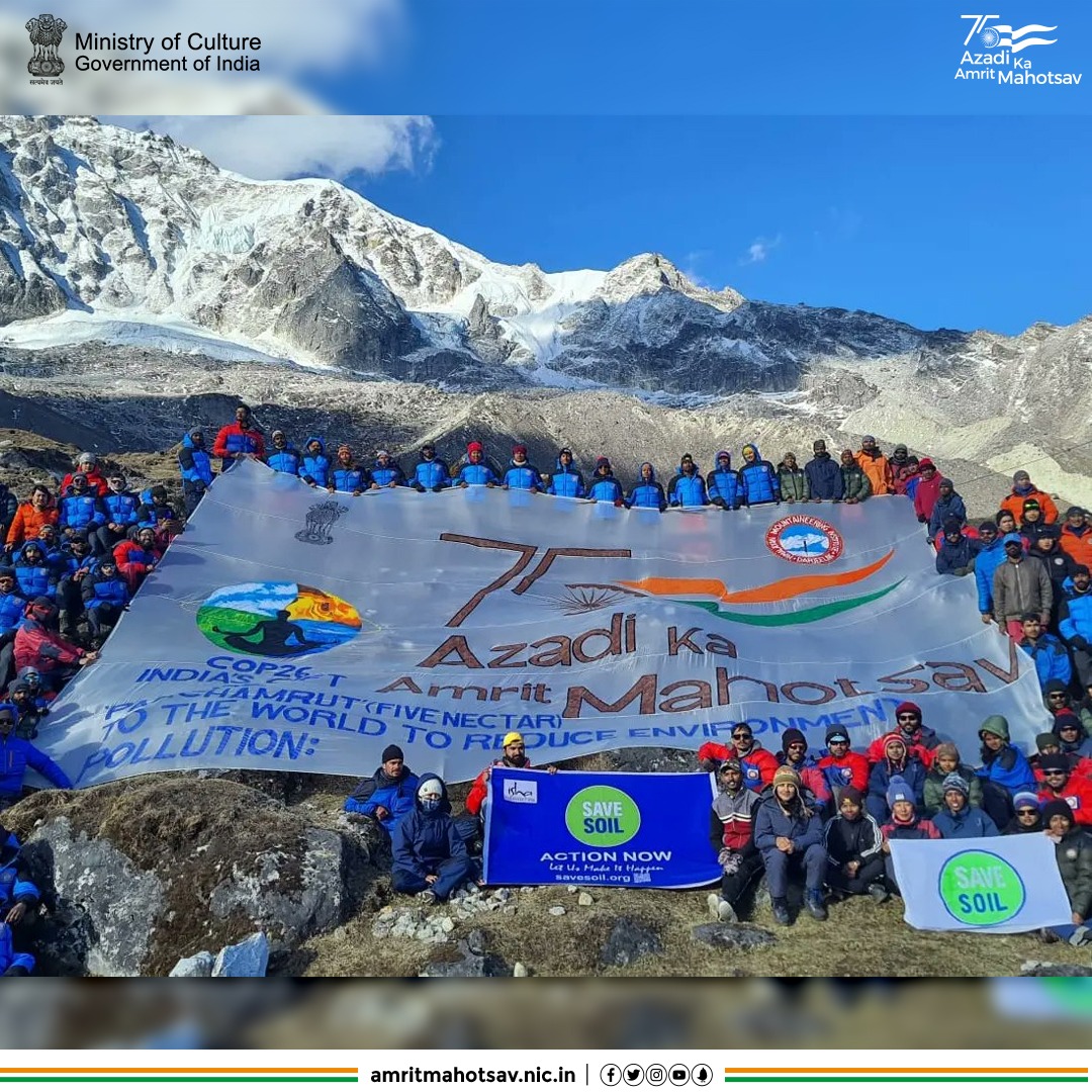 AmritMahotsav's tweet photo. Team @HMIDarjeeling along with its trainees organised an expedition at the extreme height of Sikkim Himalayas to spread the message of 'Save SOIL'
#AmritMahotsav #MainBharatHoon #IdeaAt75 https://t.co/pAxh70vUK8