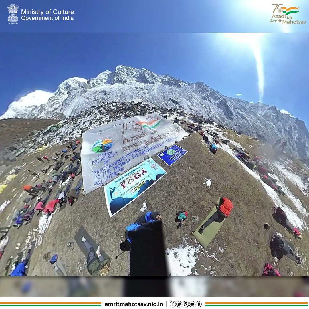 AmritMahotsav's tweet photo. Team @HMIDarjeeling along with its trainees organised an expedition at the extreme height of Sikkim Himalayas to spread the message of 'Save SOIL'
#AmritMahotsav #MainBharatHoon #IdeaAt75 https://t.co/pAxh70vUK8