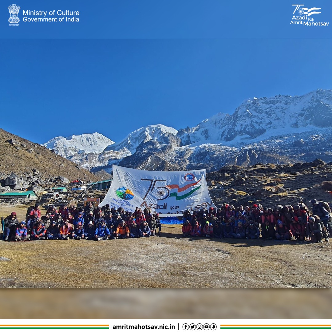 AmritMahotsav's tweet photo. Team @HMIDarjeeling along with its trainees organised an expedition at the extreme height of Sikkim Himalayas to spread the message of 'Save SOIL'
#AmritMahotsav #MainBharatHoon #IdeaAt75 https://t.co/pAxh70vUK8