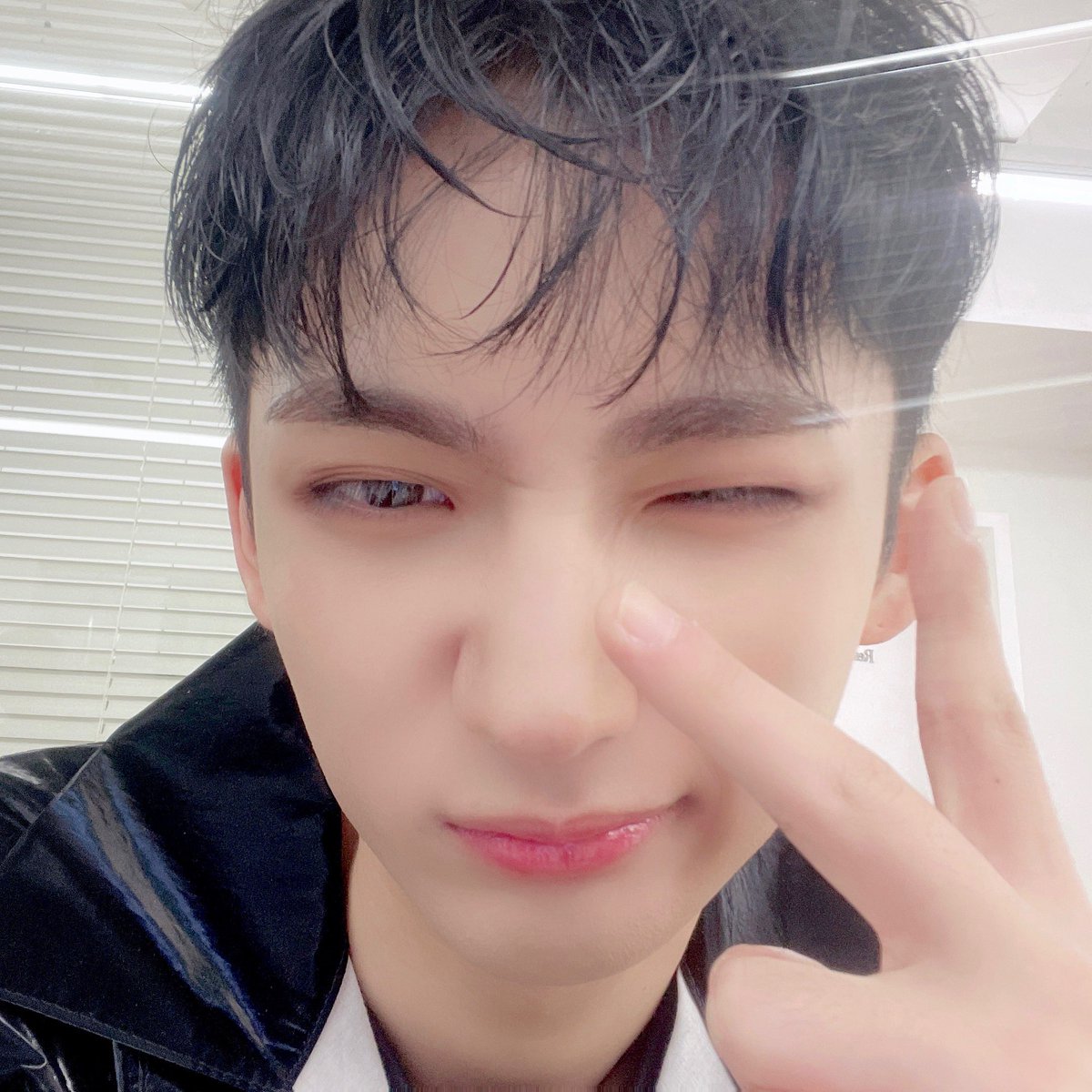 BXB_wolfburn's tweet photo. [#현우] 안녕하세요 여러분 현우입니다.
날씨도 점점 따듯해지고 있는 요즘 저희도 좋은 소식으로 여러분들께 돌아온 것에 항상 기쁜 마음입니다. 앞으로 더 많은 컨텐츠 영상 많이 기대해주세요🥳

#APRPROJECT #에이피알프로젝트 https://t.co/WizWmJiRnV