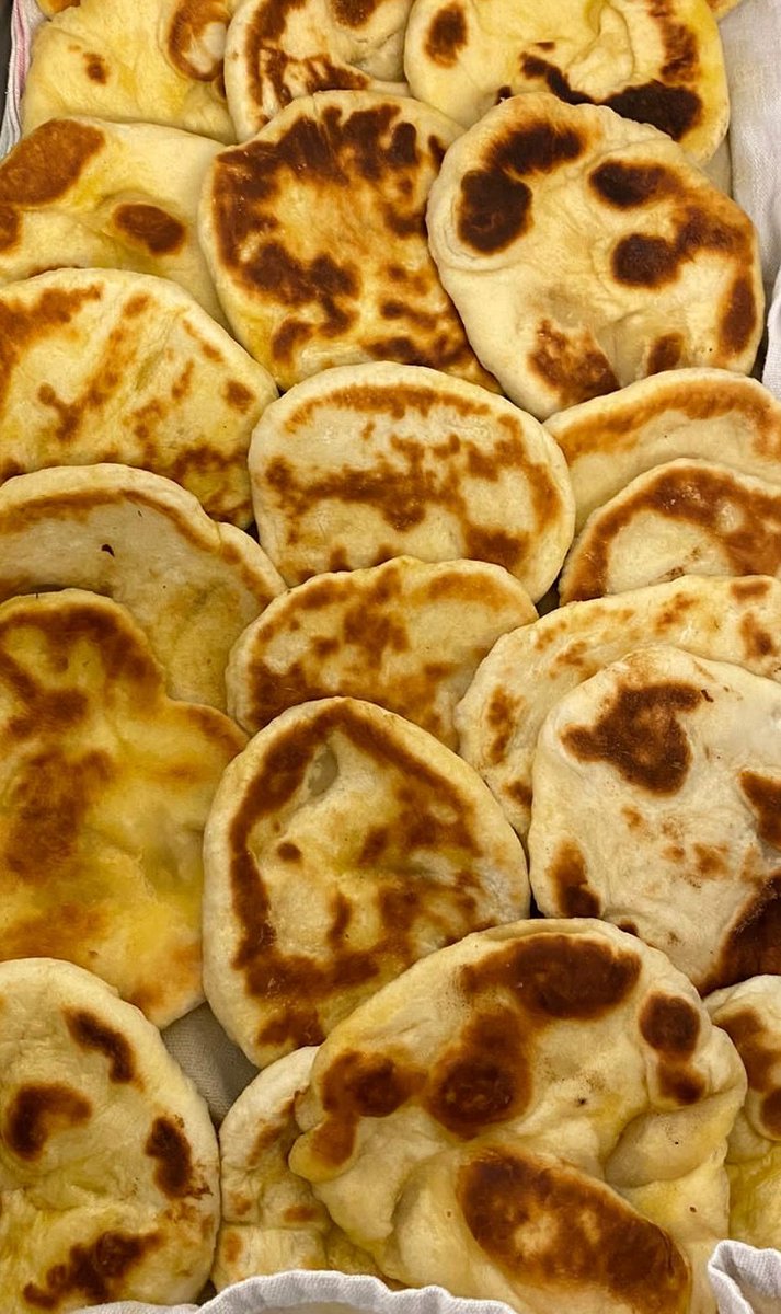 👏🌟👏@RedhillsPrimary 🌟👏🌟 fabulous to see these cute homemade mini #naan served with their homemade curry! #proud of my team <a href="/AcademyforCandE/">ACE</a> <a href="/SAfoodforlife/">Food for Life</a> <a href="/LoveBritishFood/">Love British Food</a> #schoolfood #fridaymorning