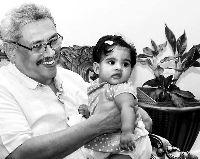 itzmeado's tweet photo. @WaruAnu පවුලම අරින්න පටන් ගත්තේ බබාලා වඩාගෙන තමයි 🥴!! 

#rajapaksafamily #GoHomeRajapaksas https://t.co/lHNaMXAqYt