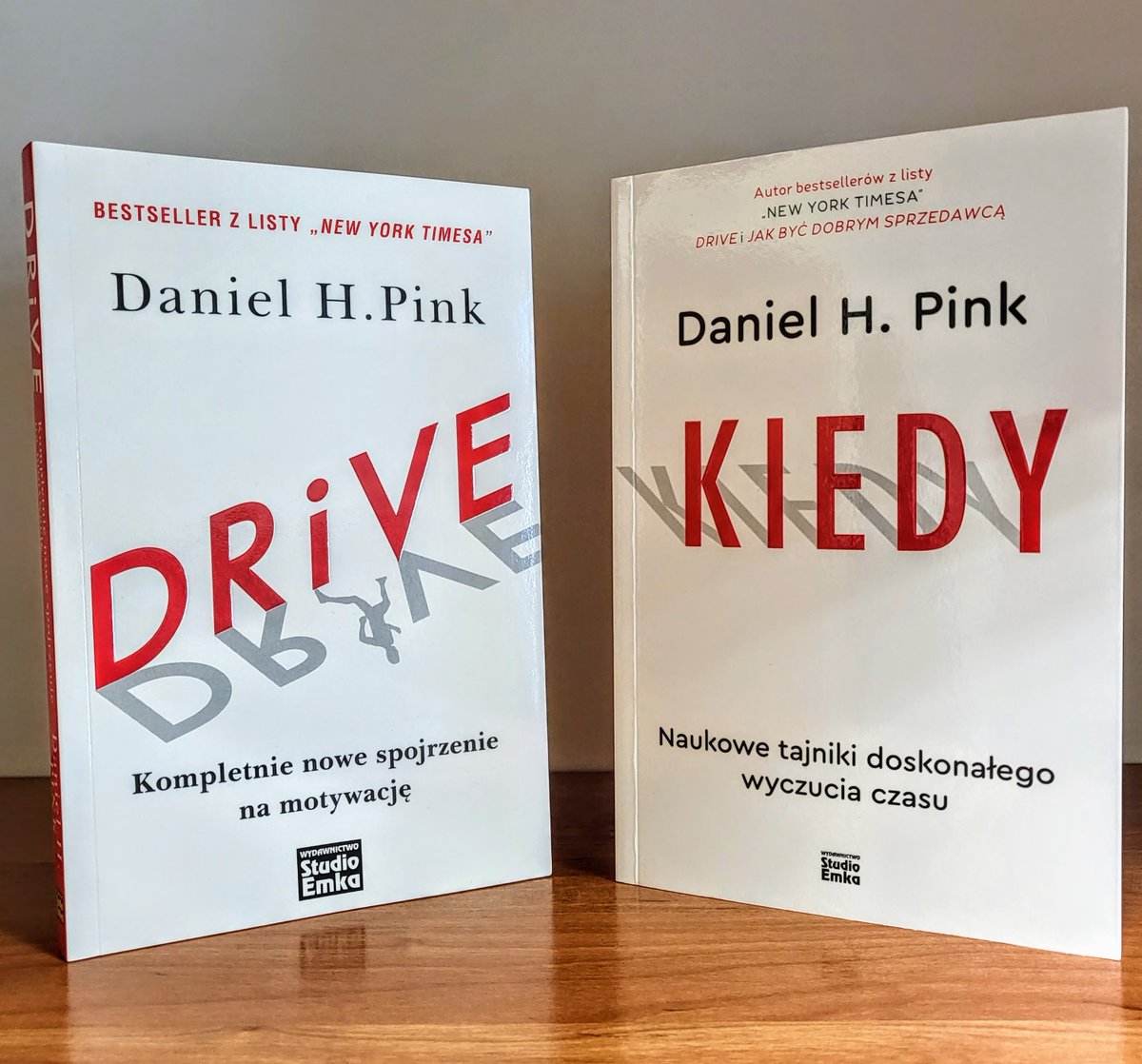 pbw_krakow's tweet photo. Dziś w 📚#KsiążkaNaWeekend polecamy dwa #poradnik-i #DanielHPink z listy ✨ #bestseller-ów @nytimes 👉 czyli "Drive" & "When" od #WydawnictwoStudioEMKA A u Was? @BPTarnobrzeg @PBW_Kielce @raczynskich @BiblioNorwid @sonia_czyta @k_beskidzka @BWCH_BG_PW @BibliotekaUL @BWieliczka https://t.co/0oCl5ew02X