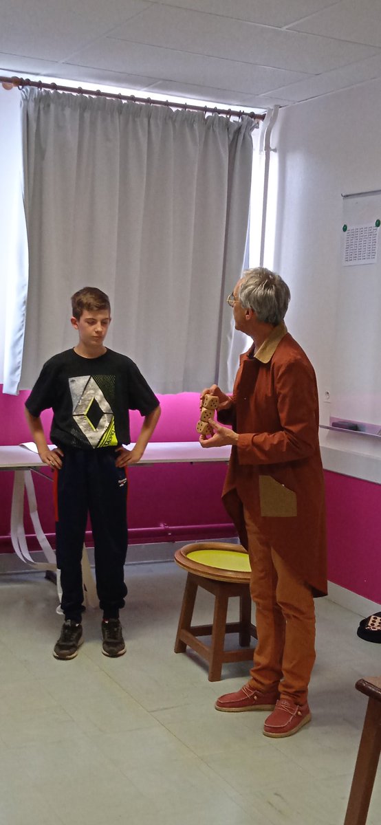 CollegeCasteret's tweet photo. Quel plaisir de voir les élèves aussi enjoués, actifs, curieux lors des ateliers proposés par la cpagnie Hippo Tam Tam autour de facéties mathématiques. S'amuser avec les maths pr les aimer. Réconciliation avec les #maths projet Eclore de @acpoitiers #planVilaniTorossian @dsden16 https://t.co/4cW1KjxF9k