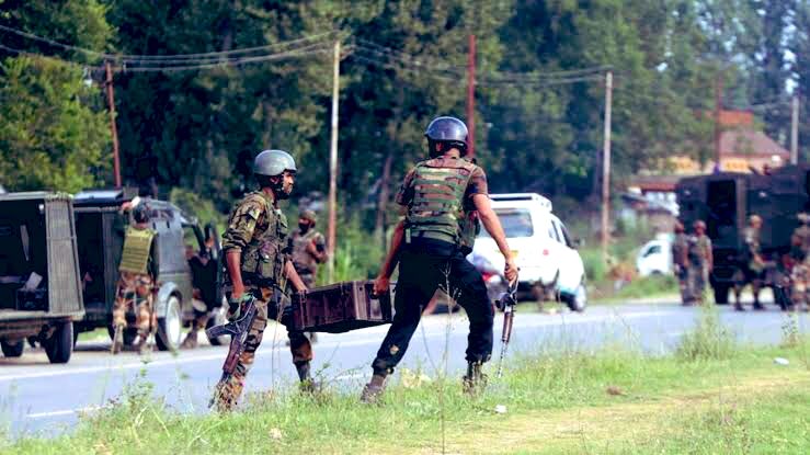 justtweettz's tweet photo. 01 #terrorist killed in an encounter that broke out between security forces and terrorists. #Operation in progress.The encounter is underway at #Srichand Top (forest area) East of #Batkoot in #Pahalgam.
#AnantnagEncounterUpdate #Anantnag #JammuAndKashmir https://t.co/HbAaczxOR3