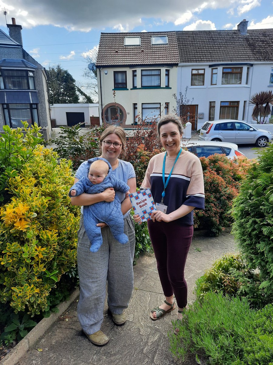 Over #weaningweek2022, @NHSCTrust Dietetics and Health Visiting service are working together to promote accurate, evidence based advice on #introducingsolids. Here I am providing a recipe book to a lovely mummy just embarking on the journey! @pamelamcb72 #PHDG @BDA_Dietitians