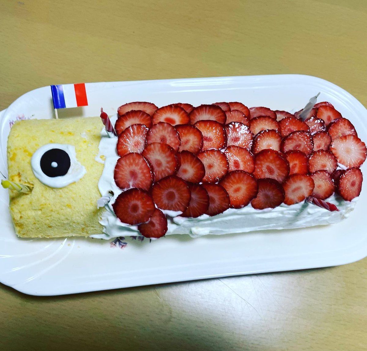 erabilog's tweet photo. イチゴのロールケーキを作りました。
こどもの日バージョンで鯉のぼりにしました。
#スイーツ #スイーツ女子 #スイーツ男子 #甘党 #手作りケーキ #手作りスイーツ #鯉のぼりケーキ #ロールケーキ #苺のロールケーキ #ストロベリーケーキ #sweetest #cake #strawberrysweets #rollcake #フォロー返し https://t.co/X6BhhX6nyK
