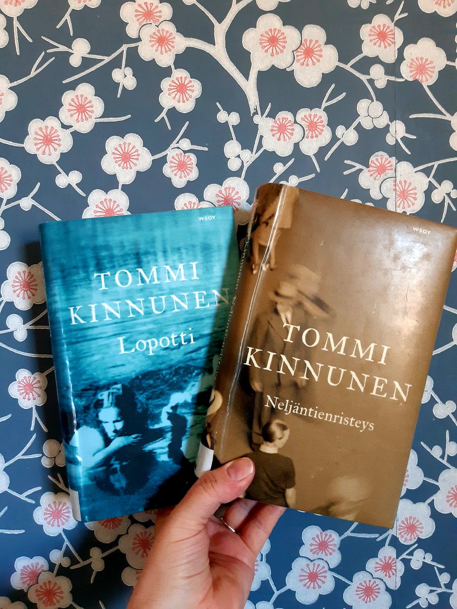 loikkanen_aino's tweet photo. Kiitos @Tommi_Kinnunen !
Vahvoja lukukokemuksia. 

Osa sydämestäni jäi vielä viipyilemään Marian, Lahjan, Helenan, Kaarinan, Onnin, Johanneksen ja Tuomaksen luokse. Erityisesti Onnin. 💔

#Neljäntienristeys #Lopotti #lukutoukka https://t.co/88QnHg1383