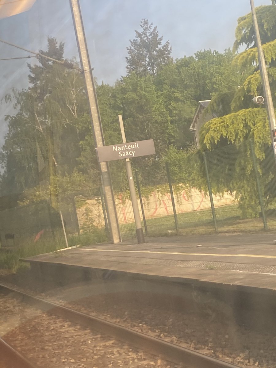 fish8403081's tweet photo. @LIGNEP_SNCF Bonjour, j’ai remarqué que vous aviez remplacé les panneaux. Cependant, j’ai trouvé un panneau de Nanteuil Saâcy à Changis Saint Jean 😂 sur la voie de direction Château Thierry (ouest), l’autre côté est bon 😅 https://t.co/0XuVTEMUcx