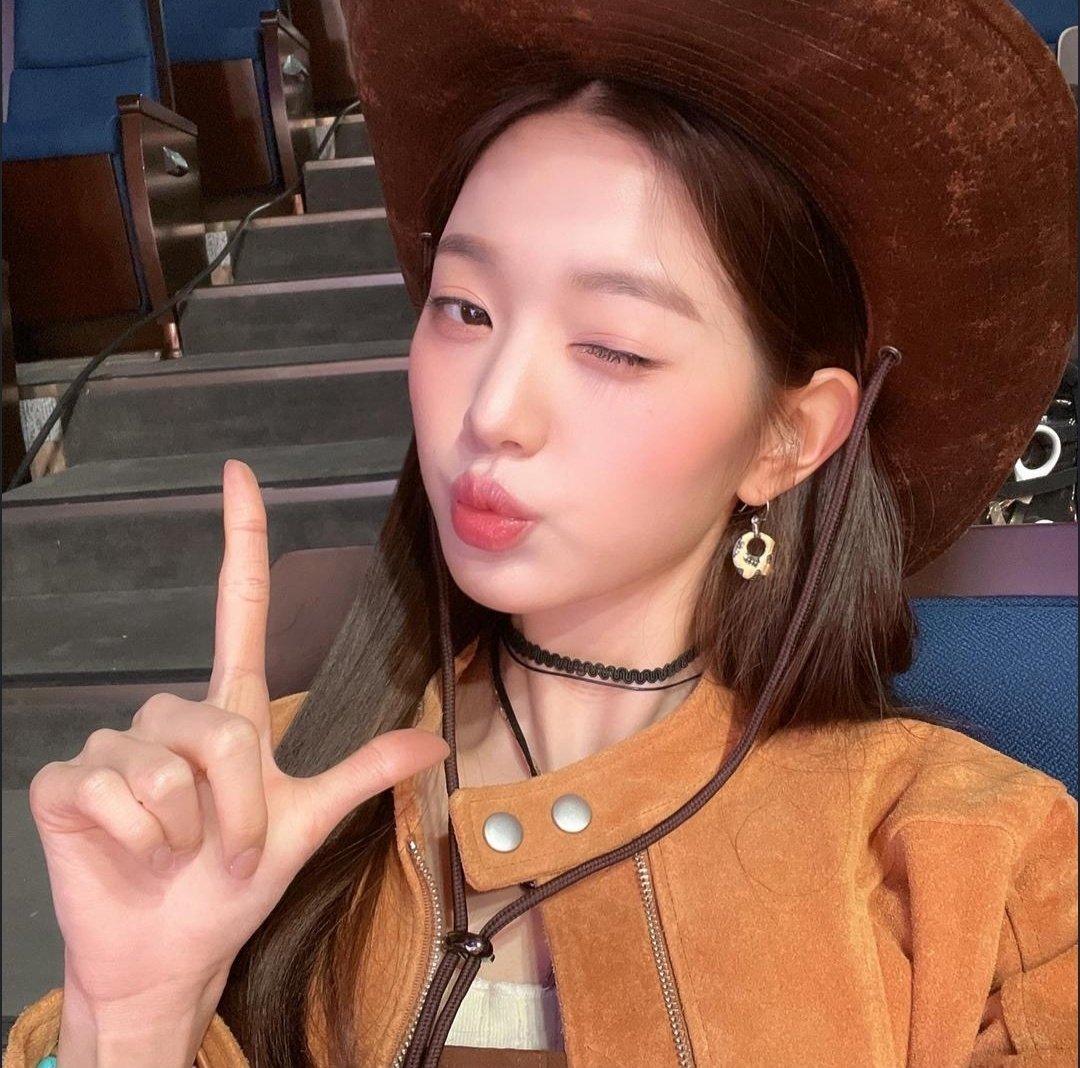 ivepics_'s tweet photo. 🐰🪐 https://t.co/wDiMxjVwnG