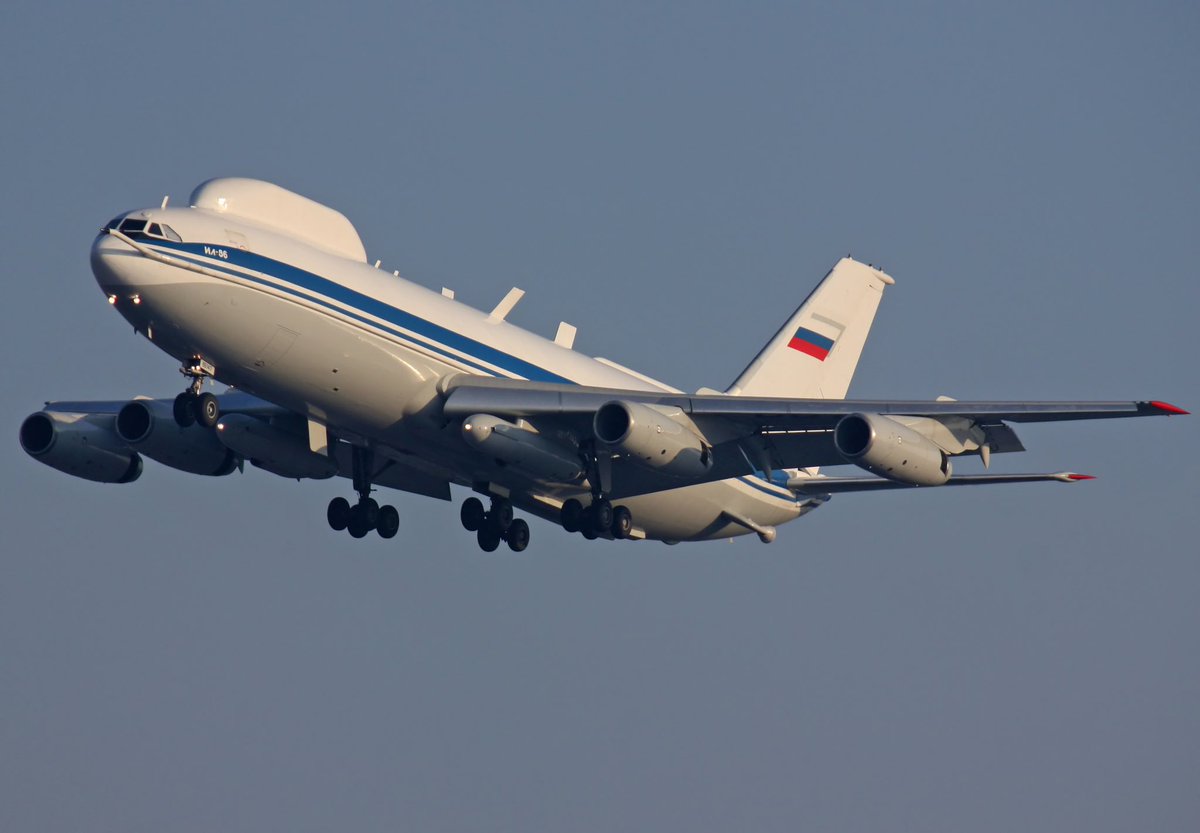 AeroGazette's tweet photo. ❗️Poutine ressort l’Ilyushin Il-80 : un poste de commandement volant en cas de conflit nucléaire
🔸L’appareil défilera à Moscou le 9 mai prochain
🔸Il est capable de voler plusieurs jours sous réserve d’être ravitaillé en vol
🔸3 #Il80, vieux de 30 ans, sont opérationnels https://t.co/AV1Akij0lM