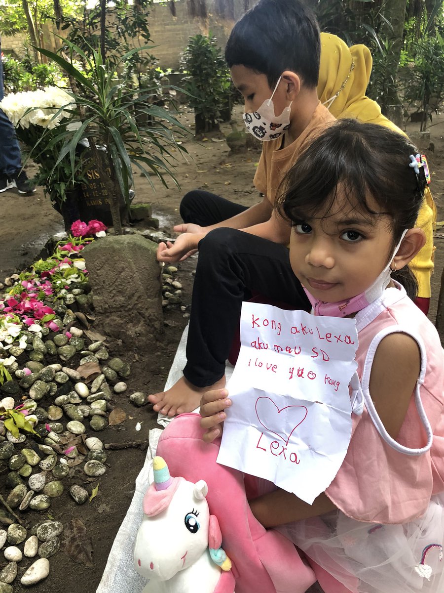 ttiok's tweet photo. Ponakanku yang pinter2 dan lucu2, bersurat ke Kung nya ketika nyekar, selalu ada pesan mau disampein, jadi terharu gini kann… kesayangannya Kung Sis bangett 🥹🥹🥹Al Fatihah… https://t.co/JwIqq1vgOc