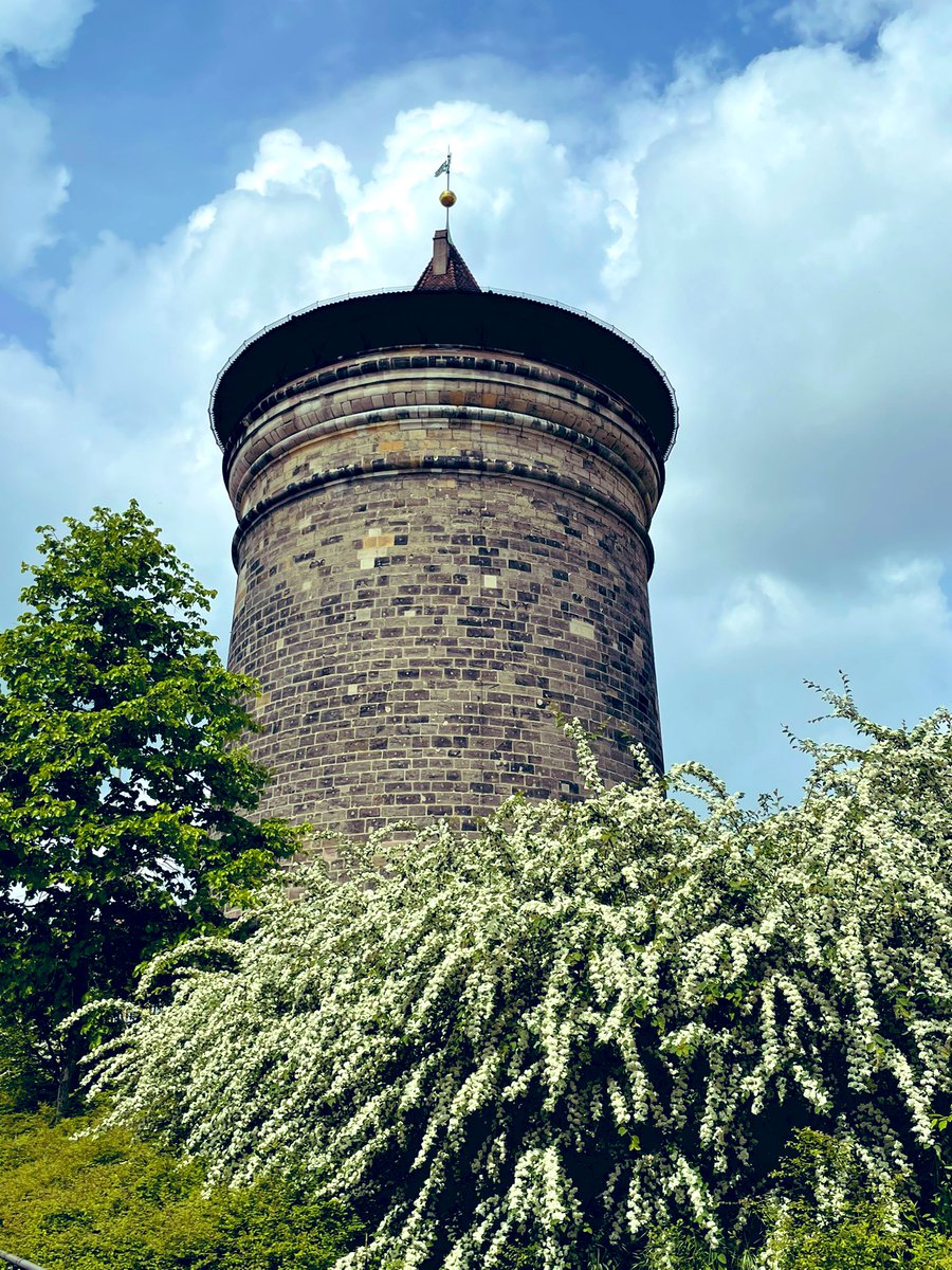 BlueMond13's tweet photo. Looking upโฆ #laufertorturm #nuremberg #springtimeinthecity https://t.co/mgsZTksQzg