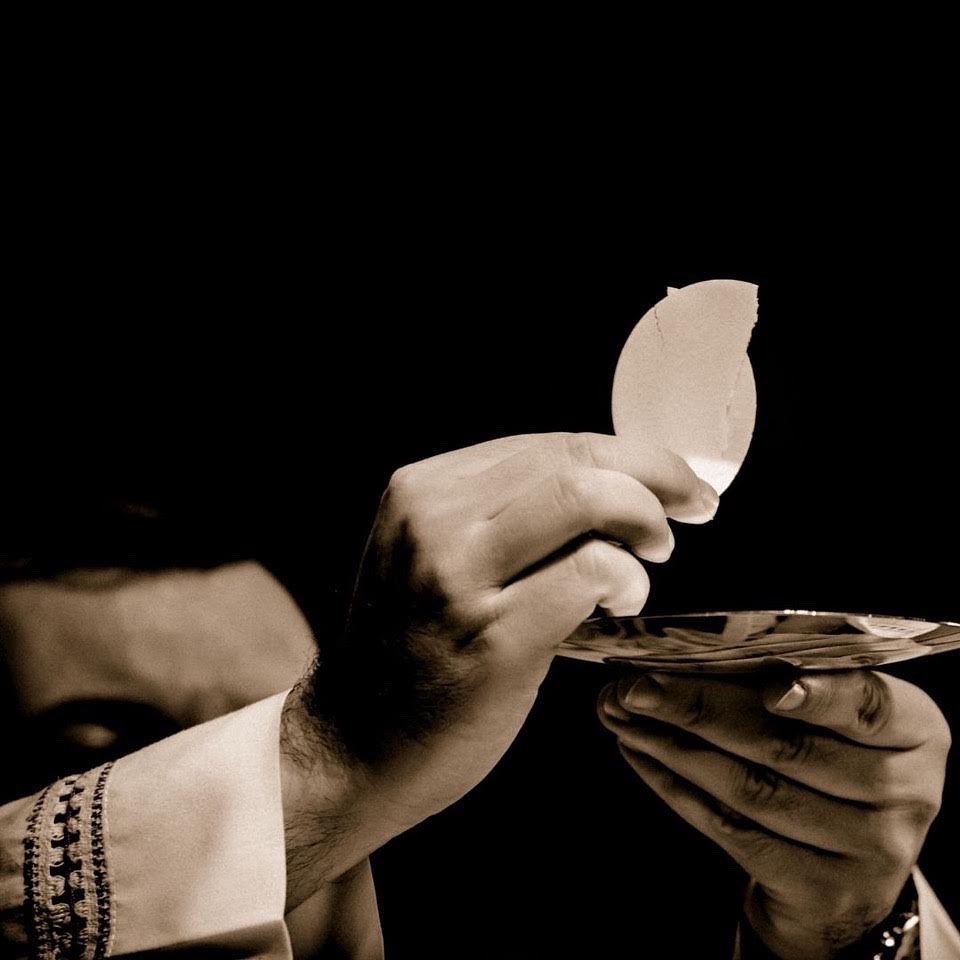 El que come mi carne y bebe mi sangre habita en mi y yo en él.

Reflexión
La comunión con el cuerpo de Cristo es transformadora y sanadora. Cada comunión nos hace más semejantes al mismo cuerpo de Cristo. Acércate sin miedo y deja que actúe en ti.

#FelizViernes❤️