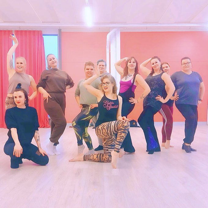 Muutama mahtuu mukaan!  ✨ Tanssillinen burleski -workshop: burleskiasennetta, tanssillista liikuntaa<a href="/tag/burleski"class="tags"><span>#burleski</span></a>