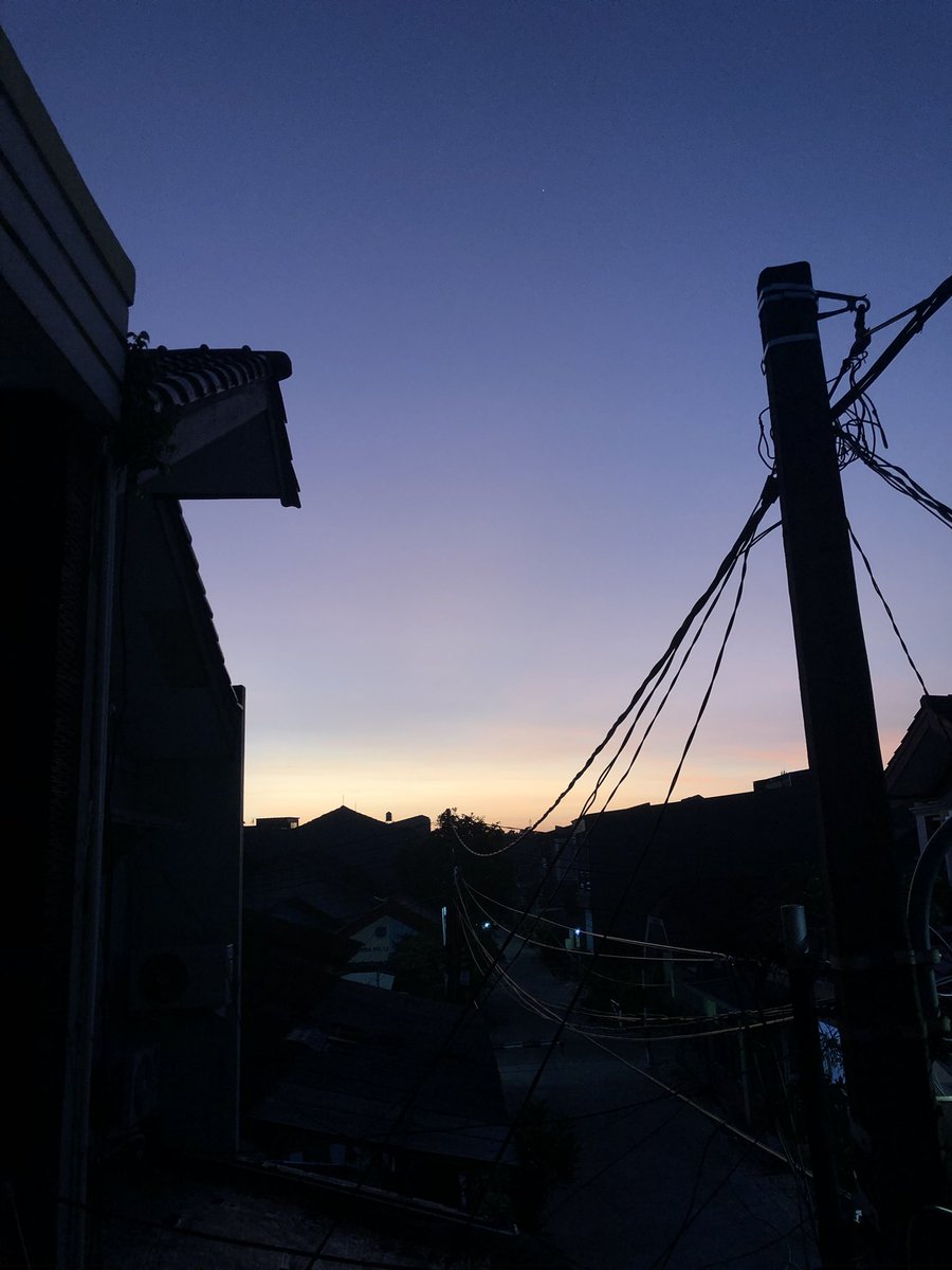ganyoonk's tweet photo. Menikmati pemandangan depan rumah~ https://t.co/WsECmjYyP6