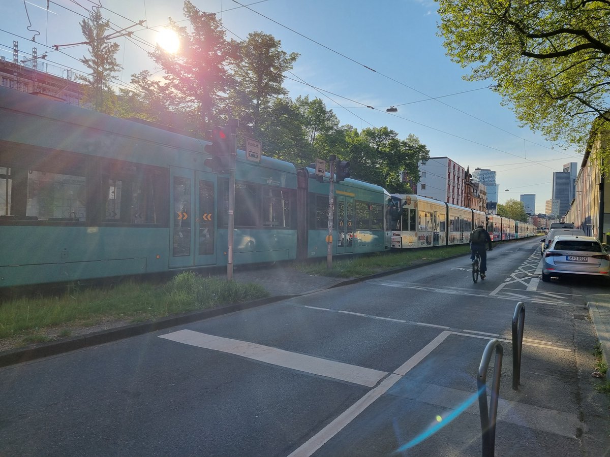 Birkolo's tweet photo. Liebe @vgf_ffm 
Ich weiß nicht, was Ihr da in der Schlossstraße macht und Ihr habt bestimmt Eure Gründe, aber: Es ist richtig verantwortungslos, wenn man dabei stundenlang die einzige barrierefreie Querungsmöglichkeit und den einstudierten Schulweg vieler Kinder blockiert. https://t.co/2Es6J4lFxQ