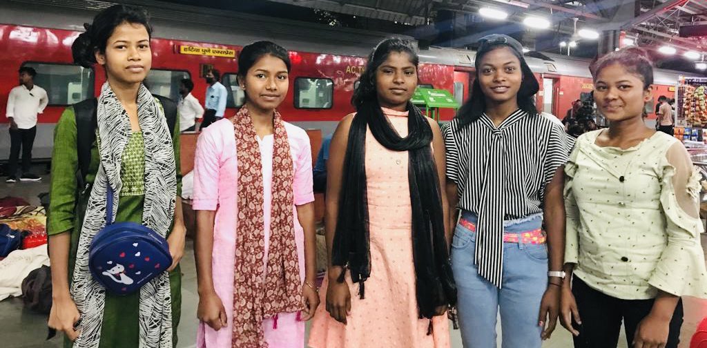 cheersrashmi's tweet photo. First gen school goers, first five girls going out of their panchayat in Jharkhand not for working at home,brick kiln or brothel but 2 get trained as graphic designers. They were given choice between home and career&amp;they dared 2 choose the latter. Our work is now showing results. https://t.co/6WcVa4zWrd