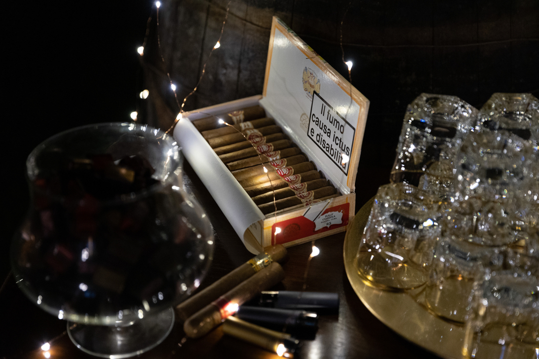 amorettiwedding's tweet photo. “The connoisseur corner” with Cigar and whiskey it's always a good idea  to finis the evening. 

.⁣
.⁣
.⁣
.⁣
.⁣
 #cigar #cigaraficionados #cigarculture #cigarians #cigarlove #cigaroftheday #cigarsocialclub #cigarstagram #cocktails #drink #drinks #drinkstagram #h https://t.co/7cNcDAcYC8
