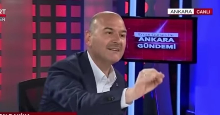 sjw_erlik's tweet photo. Süleyman Soylu; Asıl Mülteciler Türklerdir. Suriyeliler suç işlemiyor, Türkler işliyor. Biz eskiden bir millettik, yabancı değiller dedi.

Taciz görüntüleri sorulunca kızan Soylu "Öyle bir şey yok!" diye bağırdı. https://t.co/PfKiYzHCG9