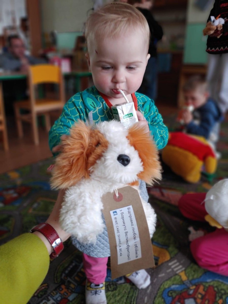 This is little Kira, 1 and a half years old, from #Mariupol. She likes the puppy dog &amp; was very excited about the toys received from #WeCareShareABear at a school in #Dnipro delivered by <a href="/bmthtoukraine/">@BmthToUkraine</a> such a wonderful project!

facebook.com/10000766806334…