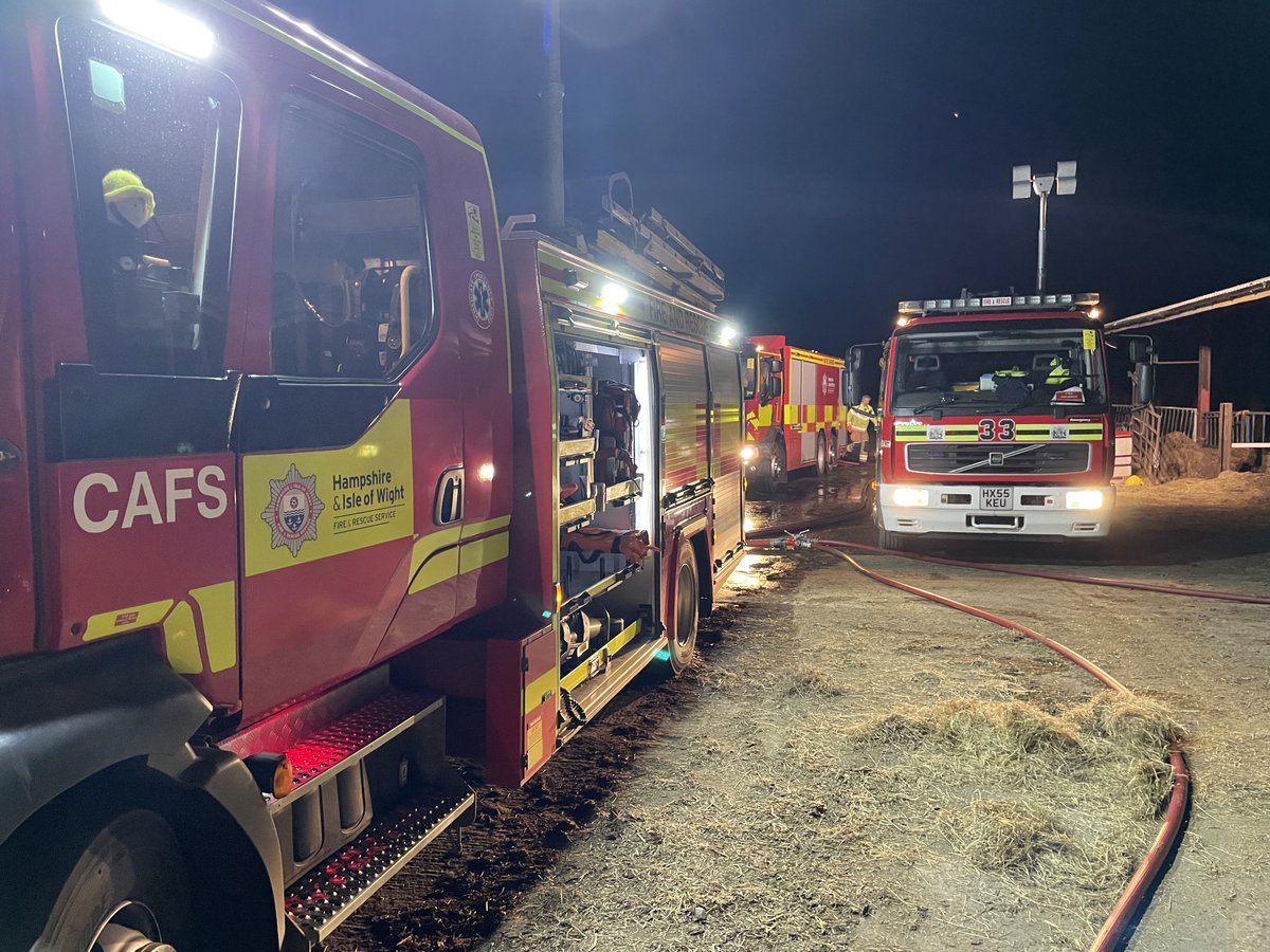 Romsey33's tweet photo. At 00:02 both appliances along with our colleagues from @Eastleigh32 @Redbridge53 &amp; @Andover31 attended a large Agricultural fire off Sandy Lane, Romsey. Swift actions by the crews got the fire under control. https://t.co/1z95aRiLlu
