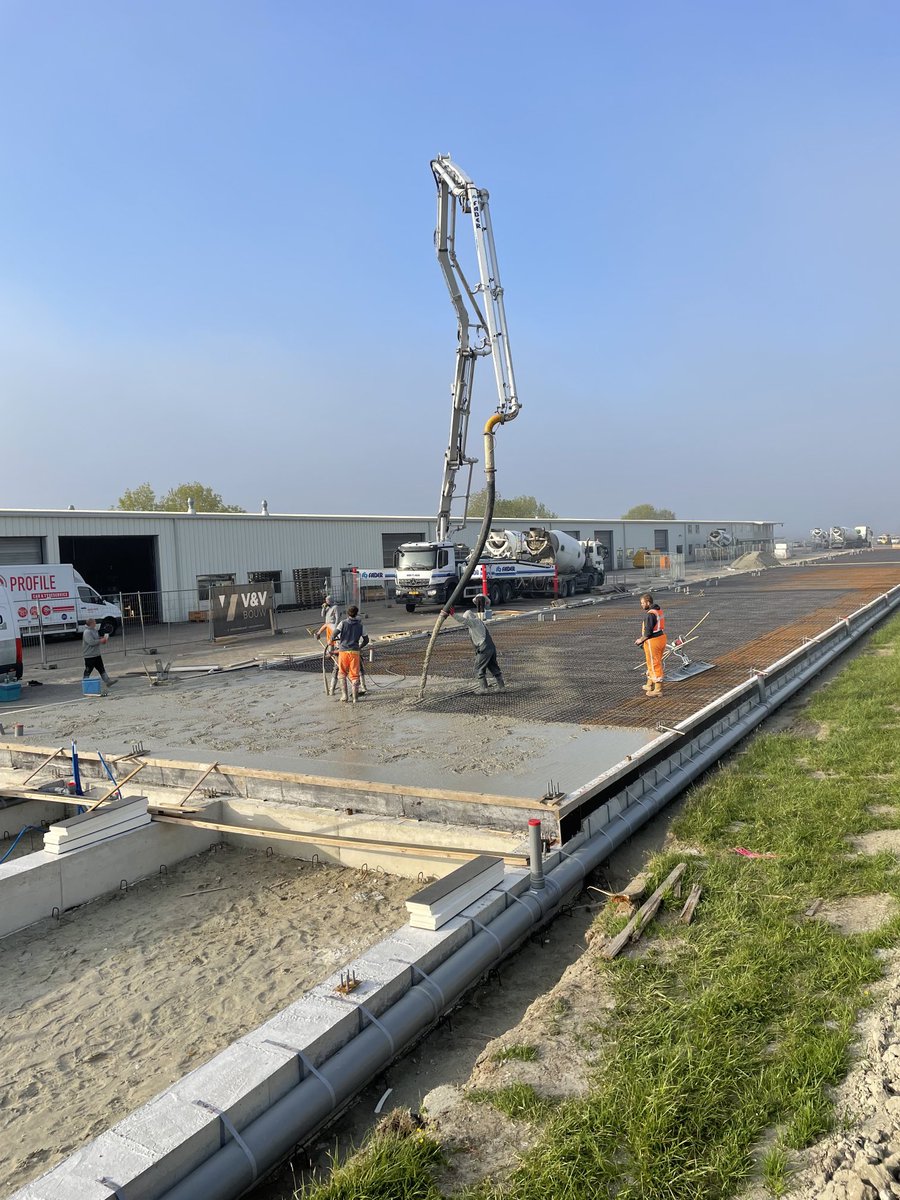 VeldeHan's tweet image. Vandaag een mooie dag voor het storten van 500m3 #beton t.b.v. de beganegrondvloer in Colijnsplaat. Hier realiseren wij met ⁦@VenVBouw⁩ 2 kantoren (dubbele laag) met #bedrijfsunits voor #delmeco Group.