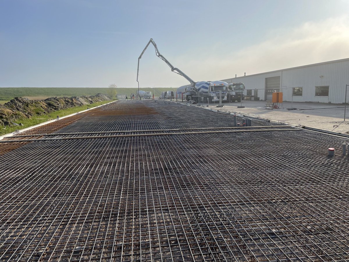 VeldeHan's tweet image. Vandaag een mooie dag voor het storten van 500m3 #beton t.b.v. de beganegrondvloer in Colijnsplaat. Hier realiseren wij met ⁦@VenVBouw⁩ 2 kantoren (dubbele laag) met #bedrijfsunits voor #delmeco Group.