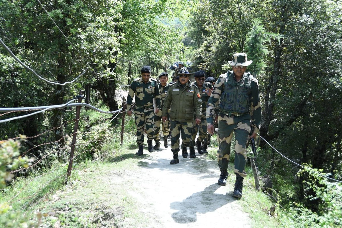 BSF_Kashmir's tweet photo. Sh Raja Babu Singh, IPS, IG @BSF_Kashmir visited #LoC in Karnah Sector &amp; reviewed Operational preparedness &amp; better synergy between army &amp; BSF in forward areas.
@PMOIndia @HMOIndia @OfficeOfLGJandK  @BSF_India https://t.co/IAkDoC0VmH