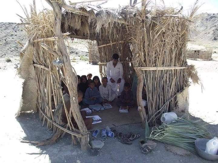 mepathfinderpk's tweet photo. This is not a place for tying goats. It is a primary school for the poor people of Rich #Balochistan #EducationForAll #Education #Help4Human https://t.co/oQTvEPHFn9