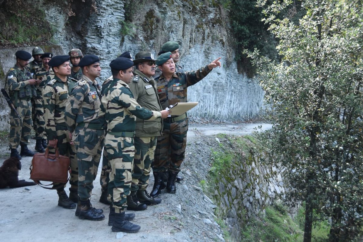 BSF_Kashmir's tweet photo. Sh Raja Babu Singh, IPS, IG @BSF_Kashmir visited #LoC in Karnah Sector &amp; reviewed Operational preparedness &amp; better synergy between army &amp; BSF in forward areas.
@PMOIndia @HMOIndia @OfficeOfLGJandK  @BSF_India https://t.co/IAkDoC0VmH