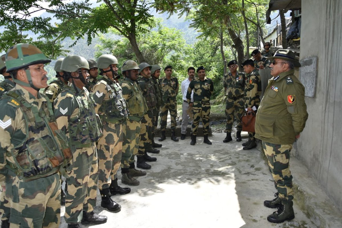 BSF_Kashmir's tweet photo. Sh Raja Babu Singh, IPS, IG @BSF_Kashmir visited #LoC in Karnah Sector &amp; reviewed Operational preparedness &amp; better synergy between army &amp; BSF in forward areas.
@PMOIndia @HMOIndia @OfficeOfLGJandK  @BSF_India https://t.co/IAkDoC0VmH