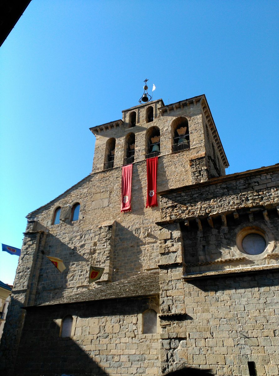 gemjod1's tweet photo. Buenos días a tod@s desde la ciudad de mi corazón, que hoy celebra una de sus fiestas grandes
#PrimerViernesdeMayo
#Jaca
#VistaparcialCatedral
#Programafiesta
#HimnodeJaca https://t.co/Ujr2mcG5Lz