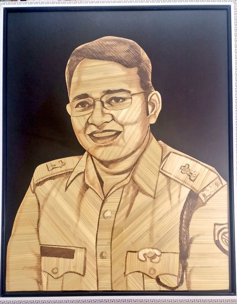 IPSVineet's tweet photo. ना ब्रश ना रंग , बस सिक्की से तैयार हो जाती है किसी की भी हु-ब-हू पेंटिंग । पेंटिंग भी ऐसी कि देखते ही आश्चर्यचकित हो जाते हैं । आज बदायूं जिले के निवासी ताहिर द्वारा स्वत: उगने वाली सिक्की (घास) से तैयार पेंटिंग मुझे भेंट की । आभार 🙏🏻 https://t.co/EG0w3dFqKh